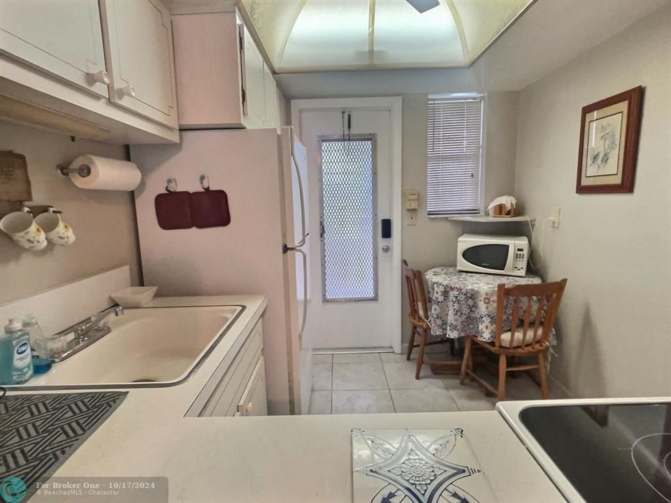 Active With Contract: $142,500 (1 beds, 1 baths, 732 Square Feet)