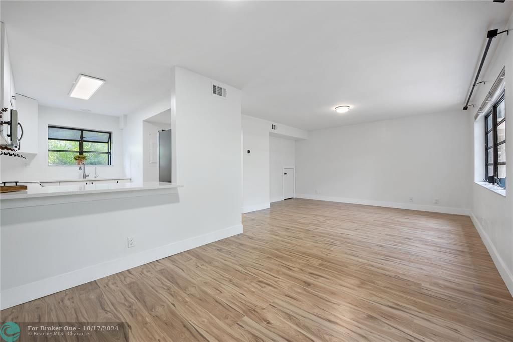 Active With Contract: $339,900 (2 beds, 2 baths, 1198 Square Feet)