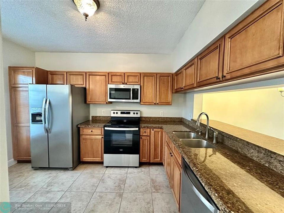 Active With Contract: $2,650 (2 beds, 2 baths, 1150 Square Feet)