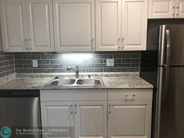 Active With Contract: $1,750 (1 beds, 1 baths, 627 Square Feet)