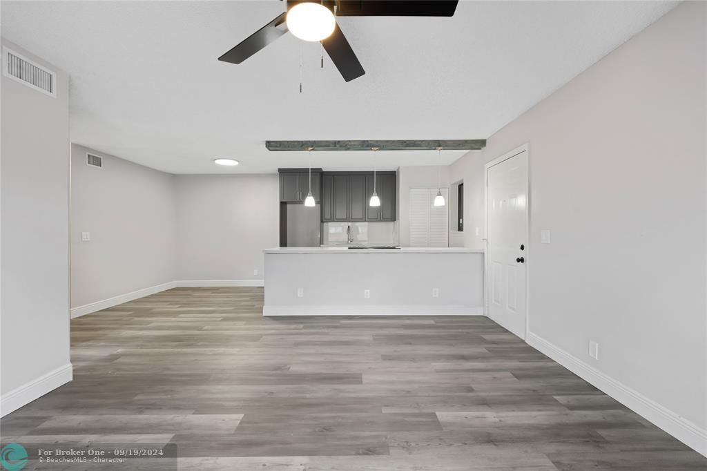 Active With Contract: $245,000 (2 beds, 2 baths, 887 Square Feet)