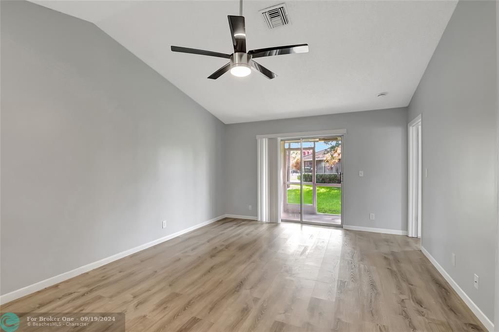 Active With Contract: $2,500 (3 beds, 2 baths, 1018 Square Feet)