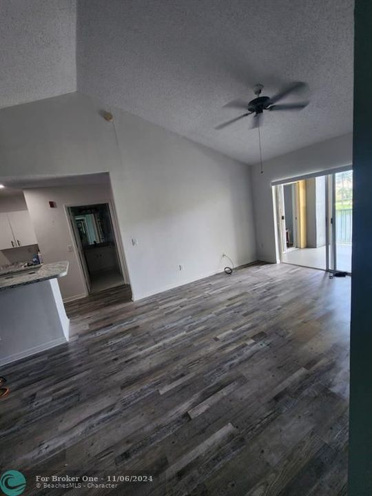 Active With Contract: $2,450 (2 beds, 2 baths, 1124 Square Feet)