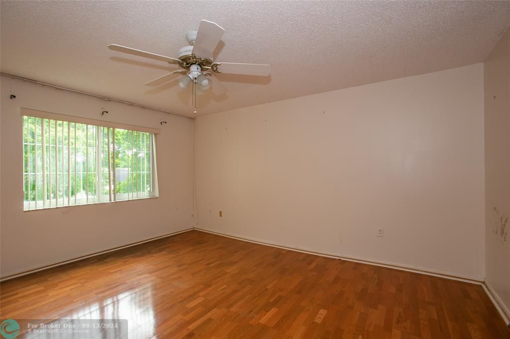 For Sale: $149,900 (2 beds, 2 baths, 1300 Square Feet)