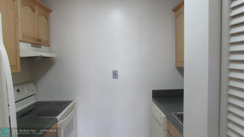 Active With Contract: $150,000 (1 beds, 1 baths, 690 Square Feet)