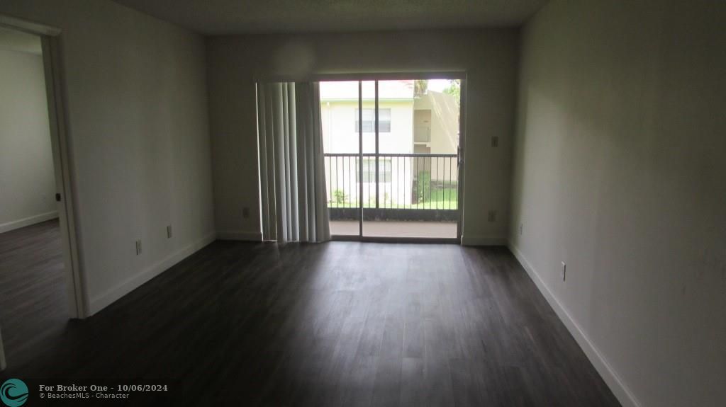 Active With Contract: $150,000 (1 beds, 1 baths, 690 Square Feet)