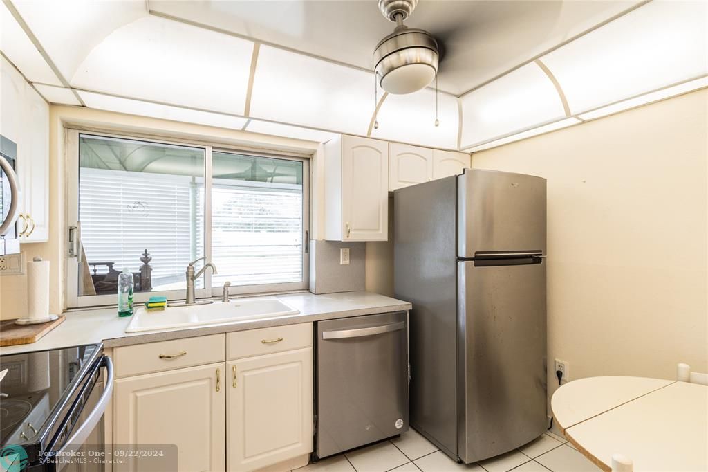 For Sale: $159,000 (2 beds, 2 baths, 950 Square Feet)