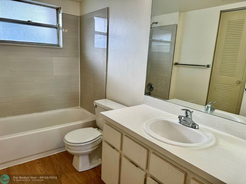 Active With Contract: $1,500 (1 beds, 1 baths, 620 Square Feet)