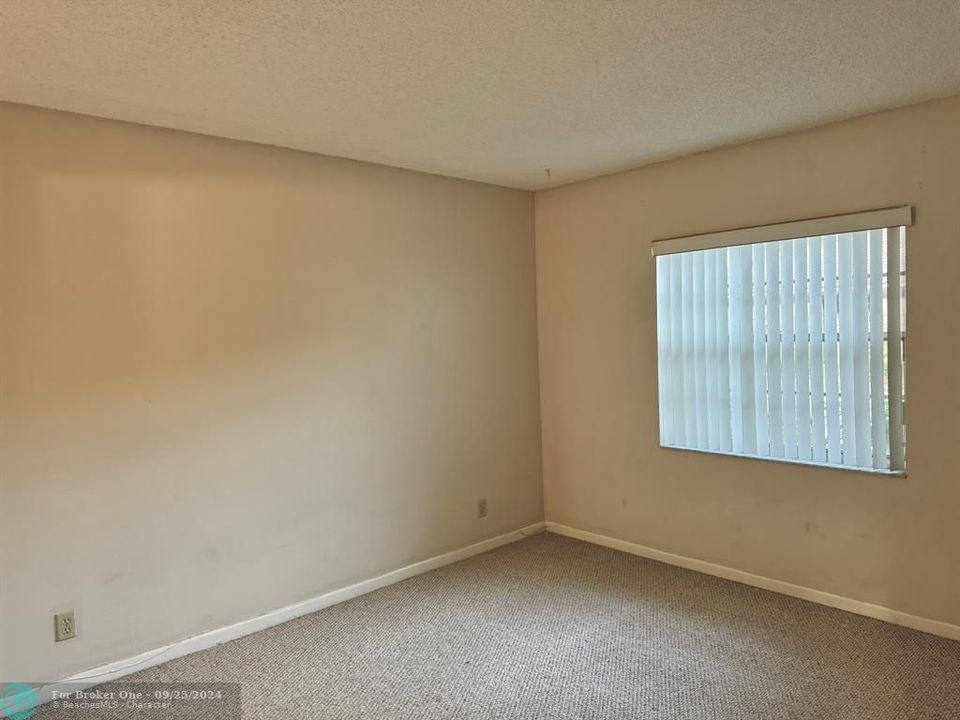 Active With Contract: $1,500 (1 beds, 1 baths, 620 Square Feet)