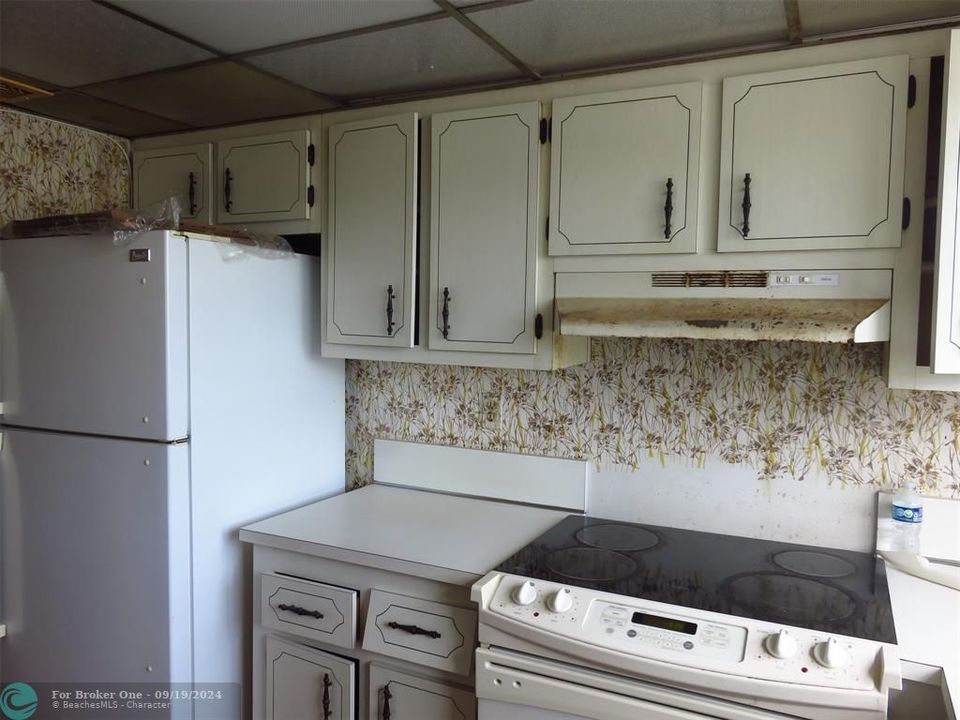 Active With Contract: $85,000 (2 beds, 2 baths, 975 Square Feet)