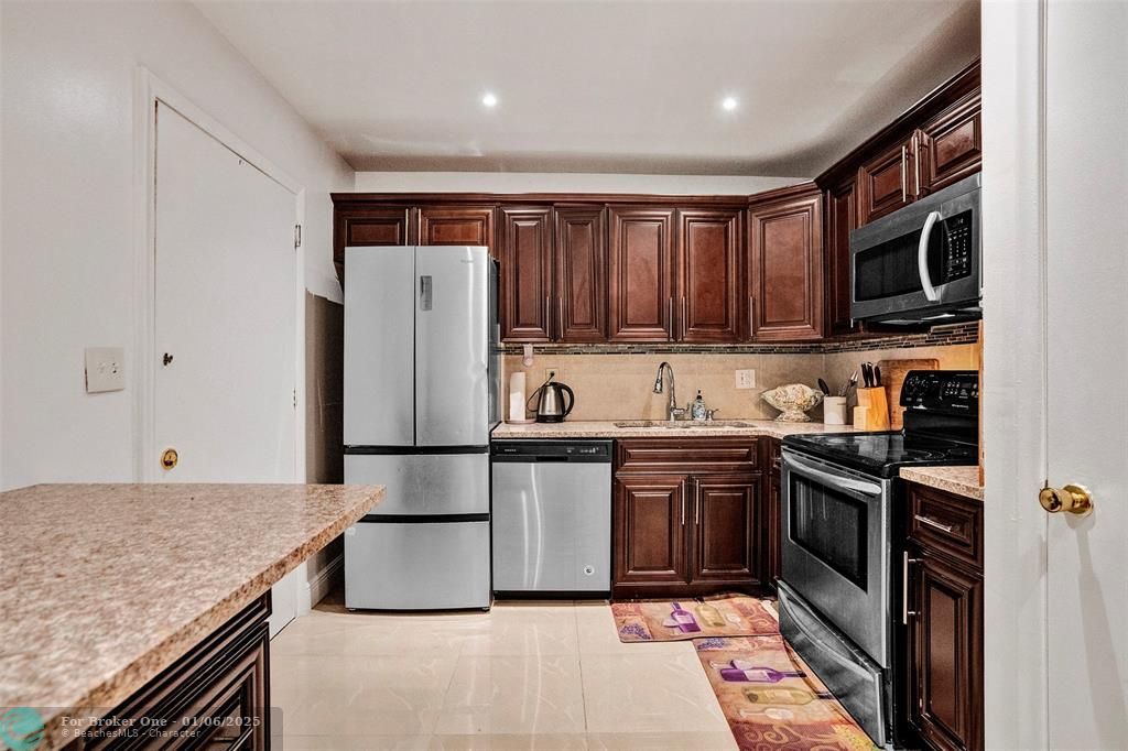 For Sale: $95,900 (1 beds, 1 baths, 953 Square Feet)