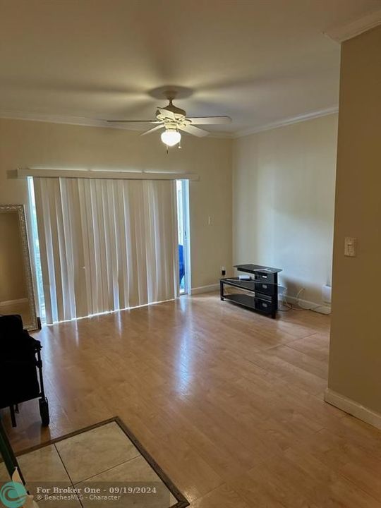 Active With Contract: $1,700 (1 beds, 1 baths, 605 Square Feet)