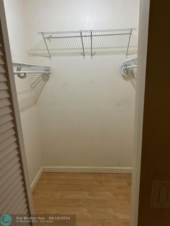 Active With Contract: $1,700 (1 beds, 1 baths, 605 Square Feet)