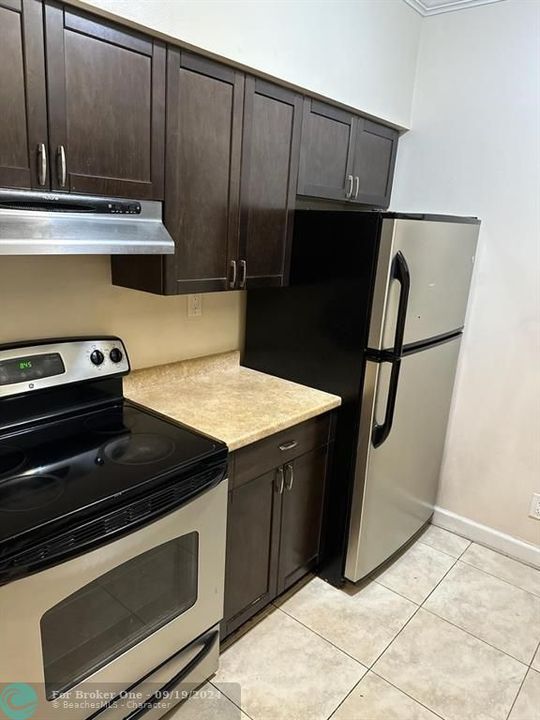 Active With Contract: $1,700 (1 beds, 1 baths, 605 Square Feet)