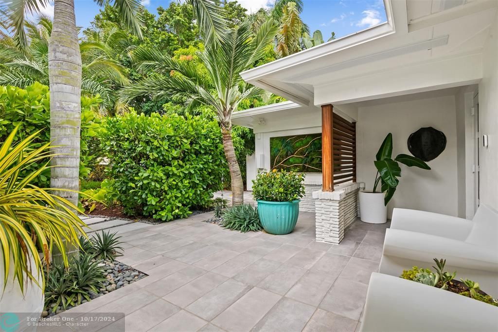 Active With Contract: $2,095,000 (3 beds, 3 baths, 2458 Square Feet)