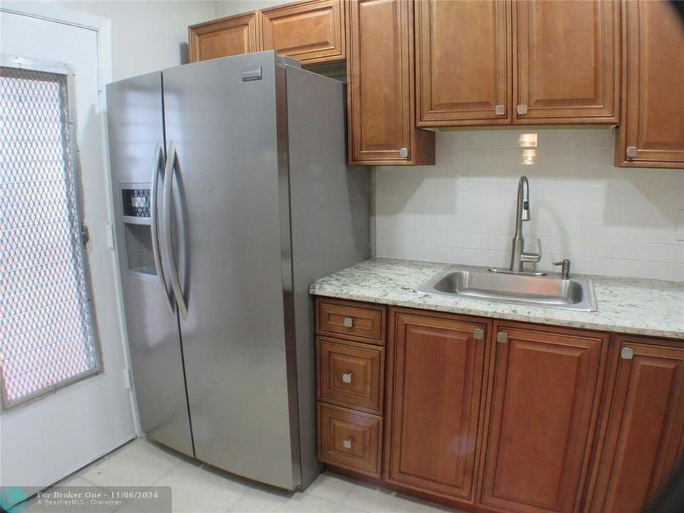 For Rent: $1,600 (1 beds, 1 baths, 748 Square Feet)