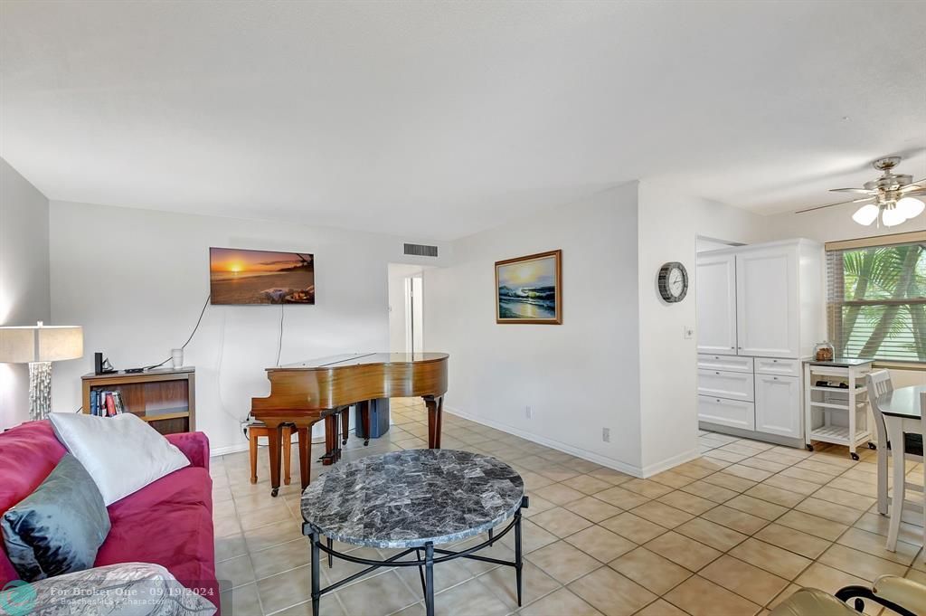 For Sale: $172,000 (2 beds, 1 baths, 858 Square Feet)