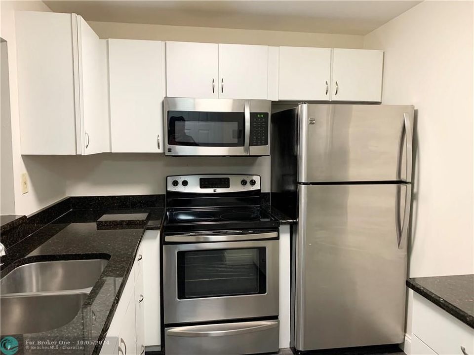 Active With Contract: $1,799 (2 beds, 1 baths, 850 Square Feet)