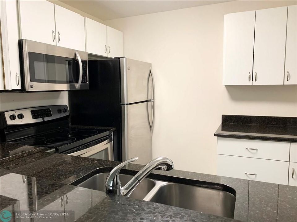 Active With Contract: $1,799 (2 beds, 1 baths, 850 Square Feet)