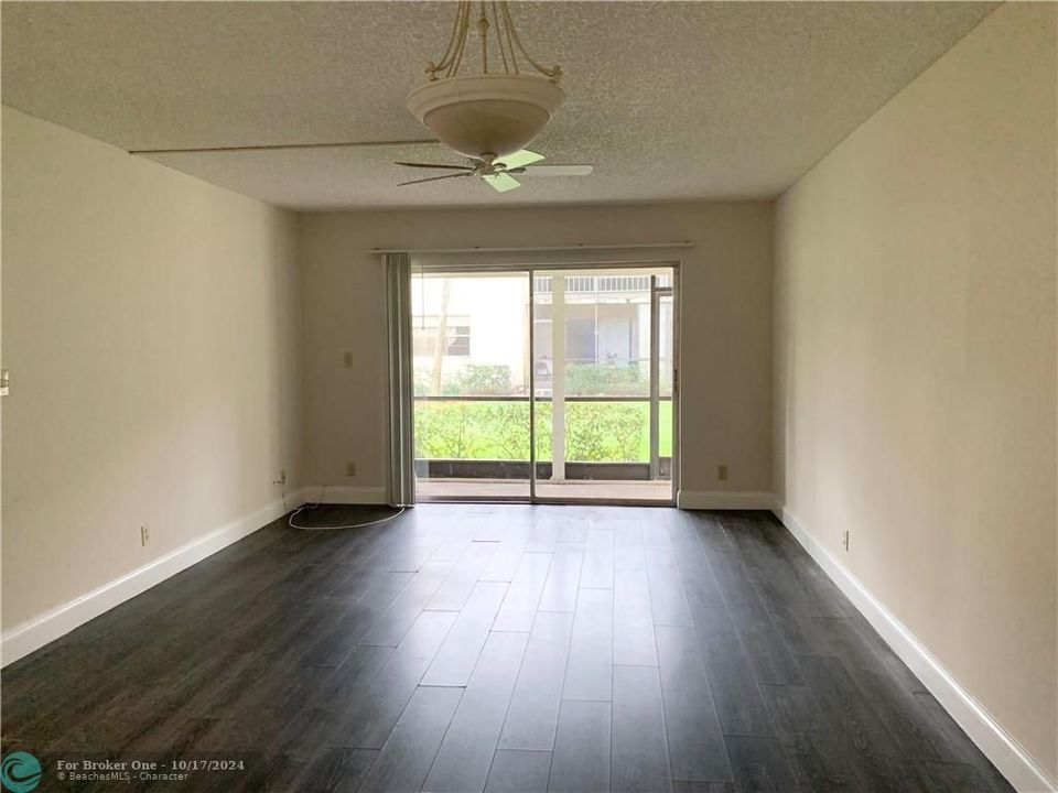 Active With Contract: $1,799 (2 beds, 1 baths, 850 Square Feet)