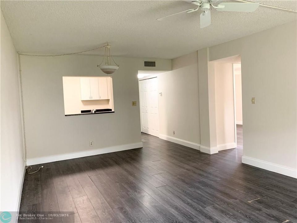 Active With Contract: $1,799 (2 beds, 1 baths, 850 Square Feet)