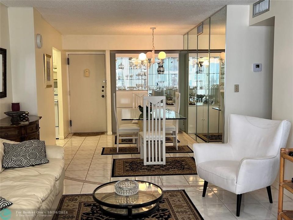 Active With Contract: $2,000 (1 beds, 1 baths, 721 Square Feet)