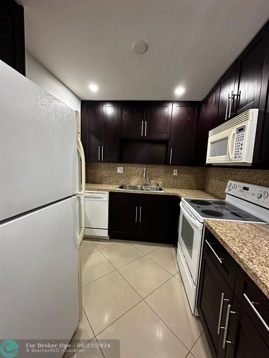 For Sale: $209,000 (2 beds, 1 baths, 825 Square Feet)