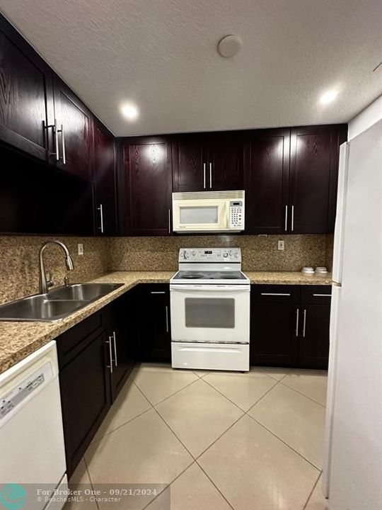 For Sale: $209,000 (2 beds, 1 baths, 825 Square Feet)