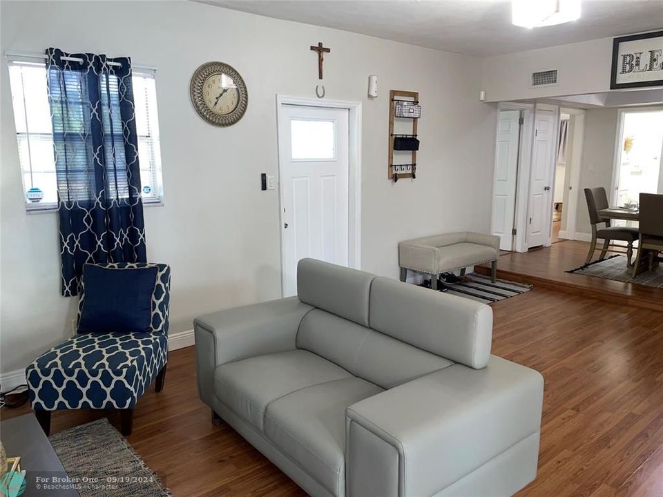 Active With Contract: $3,800 (3 beds, 2 baths, 1674 Square Feet)