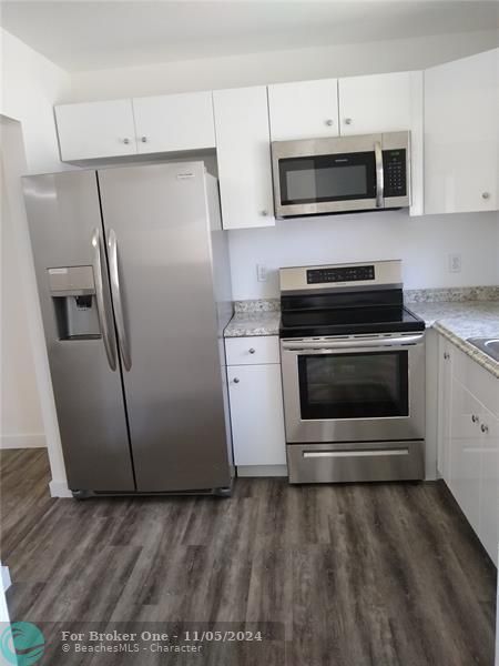 Active With Contract: $2,550 (3 beds, 2 baths, 1290 Square Feet)