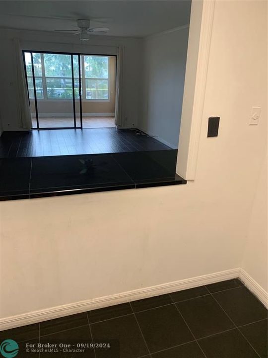 Active With Contract: $1,600 (1 beds, 1 baths, 688 Square Feet)