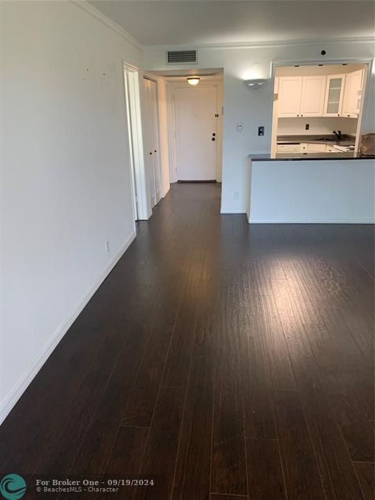 Active With Contract: $1,600 (1 beds, 1 baths, 688 Square Feet)