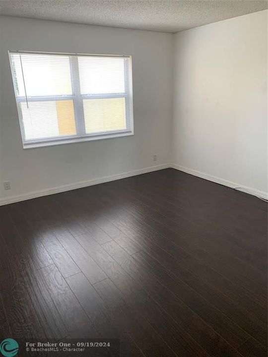 Active With Contract: $1,600 (1 beds, 1 baths, 688 Square Feet)