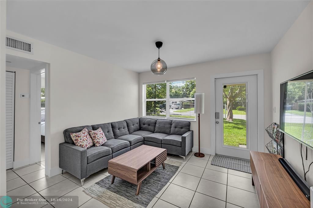 Active With Contract: $475,000 (2 beds, 1 baths, 841 Square Feet)