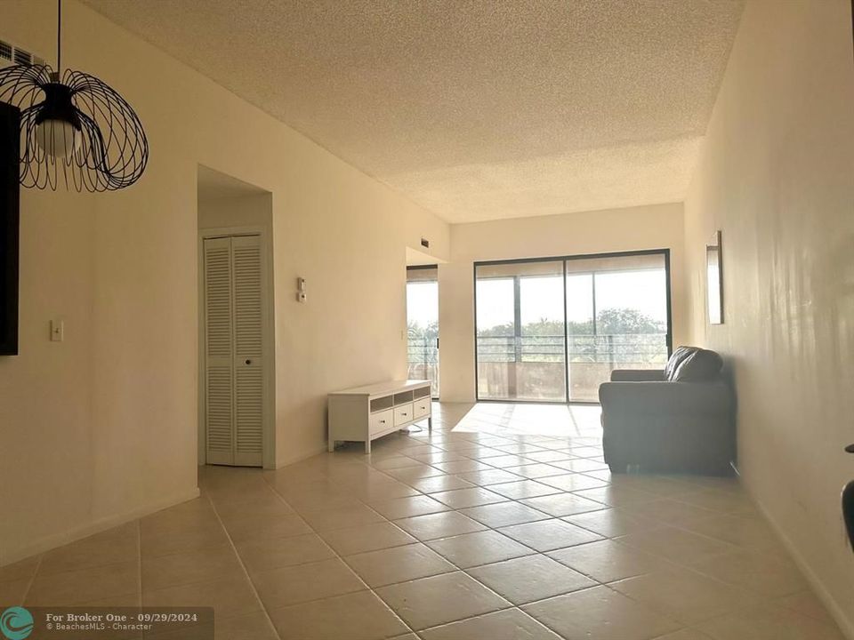 For Rent: $2,999 (2 beds, 2 baths, 1323 Square Feet)