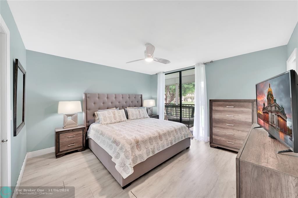 Active With Contract: $2,900 (2 beds, 2 baths, 930 Square Feet)