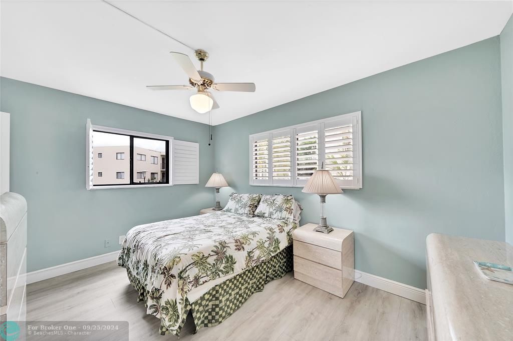 Active With Contract: $2,900 (2 beds, 2 baths, 930 Square Feet)