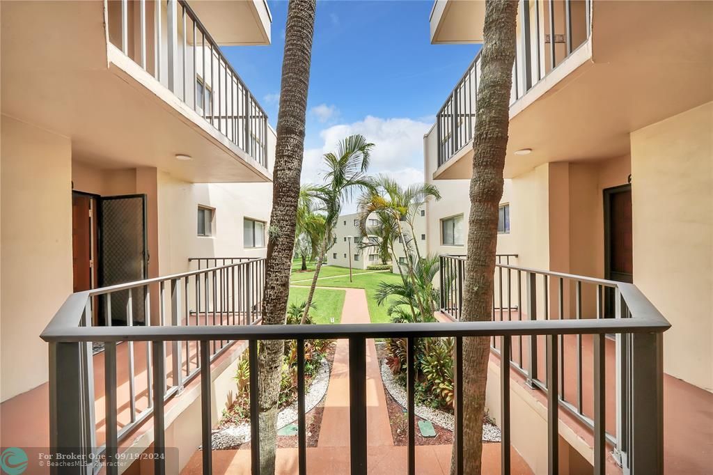 Active With Contract: $2,900 (2 beds, 2 baths, 930 Square Feet)