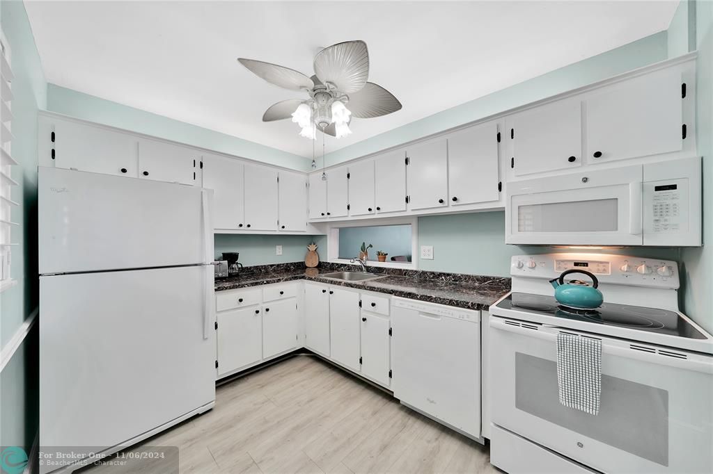 Active With Contract: $2,900 (2 beds, 2 baths, 930 Square Feet)