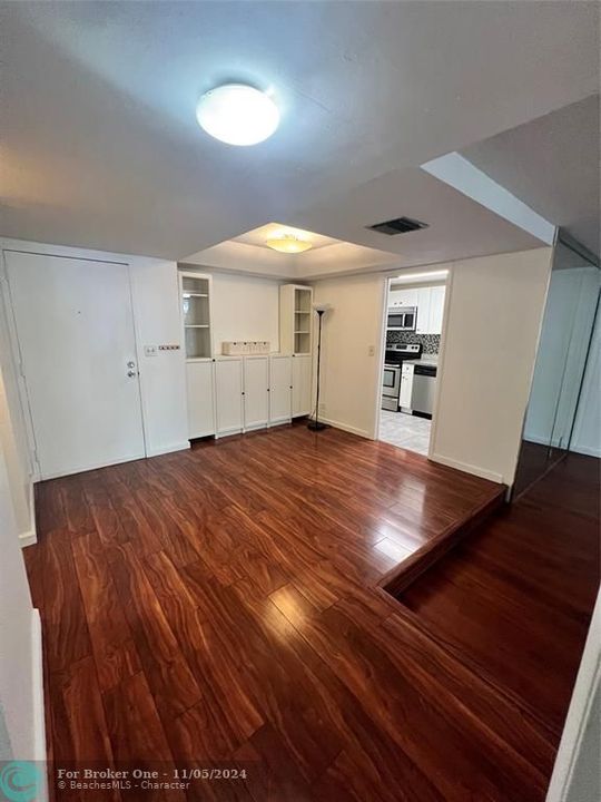 Active With Contract: $1,650 (1 beds, 1 baths, 800 Square Feet)