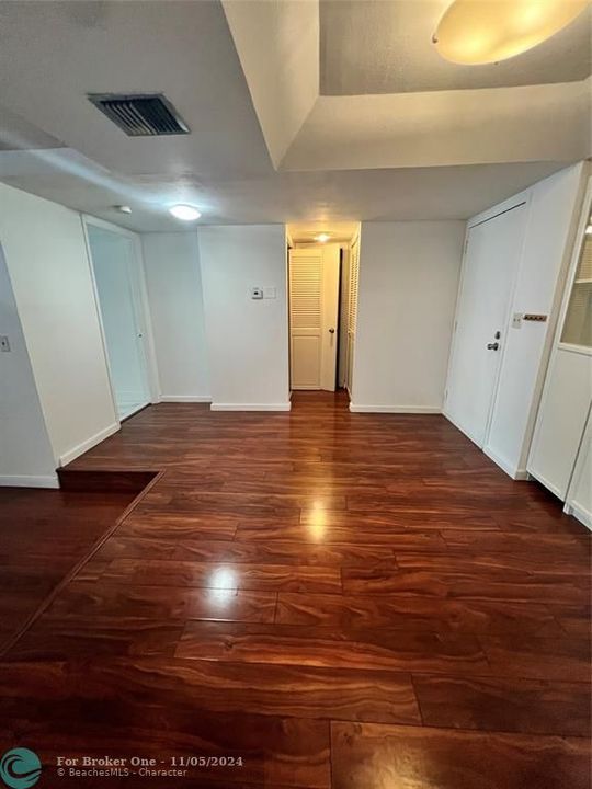 Active With Contract: $1,650 (1 beds, 1 baths, 800 Square Feet)