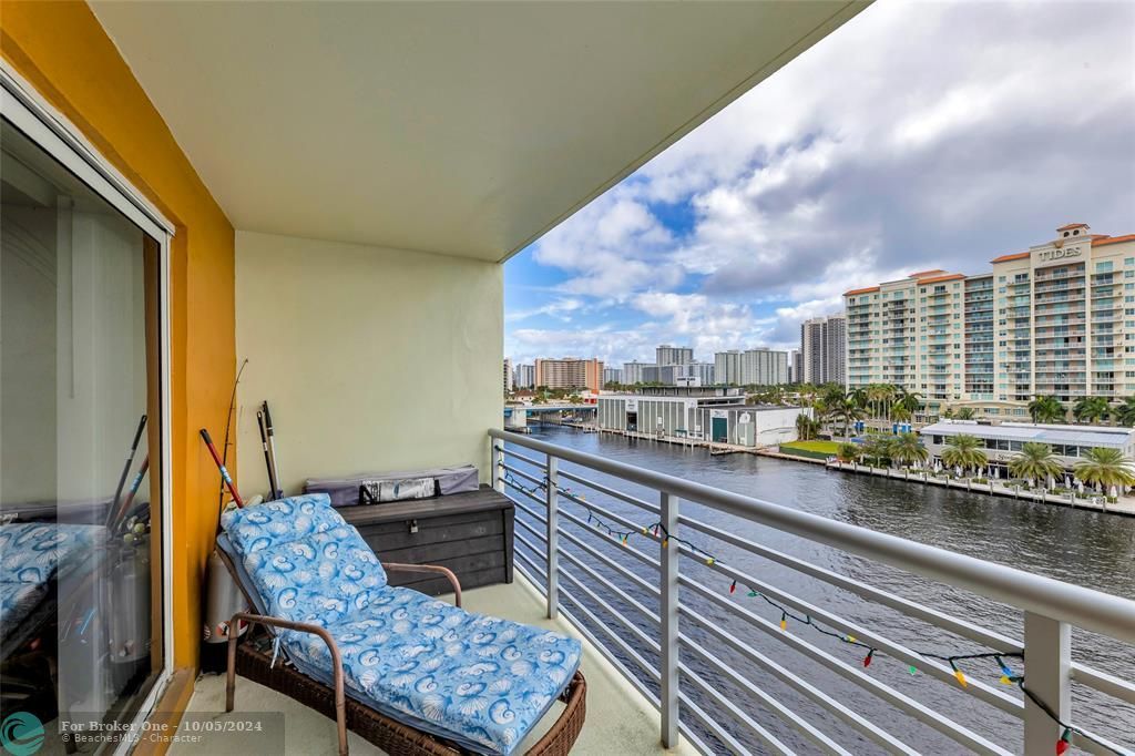 Active With Contract: $315,000 (1 beds, 1 baths, 730 Square Feet)