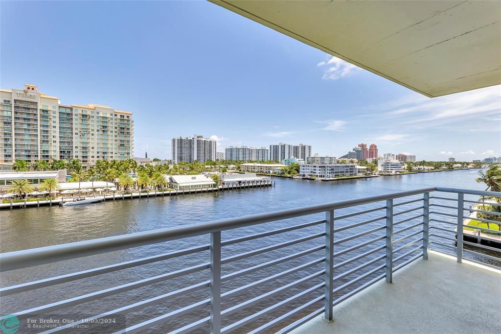 Active With Contract: $315,000 (1 beds, 1 baths, 730 Square Feet)