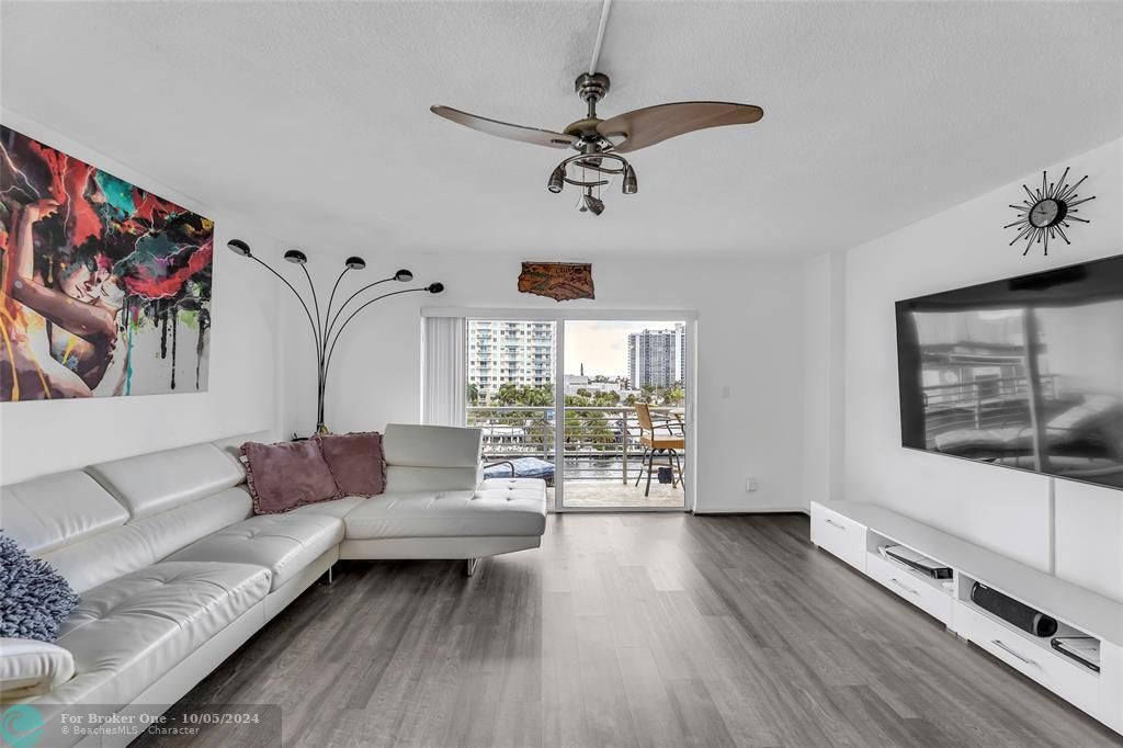 Active With Contract: $315,000 (1 beds, 1 baths, 730 Square Feet)