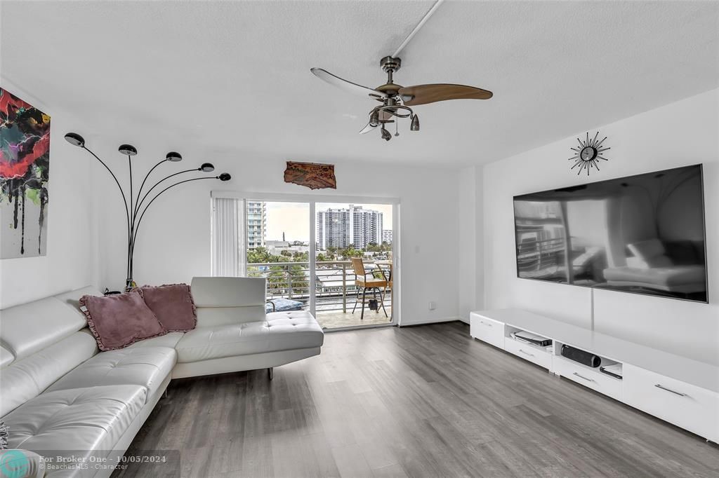 Active With Contract: $315,000 (1 beds, 1 baths, 730 Square Feet)