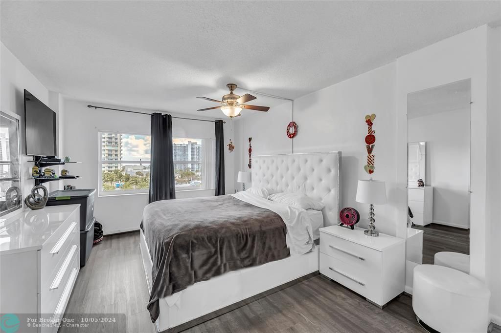 Active With Contract: $315,000 (1 beds, 1 baths, 730 Square Feet)