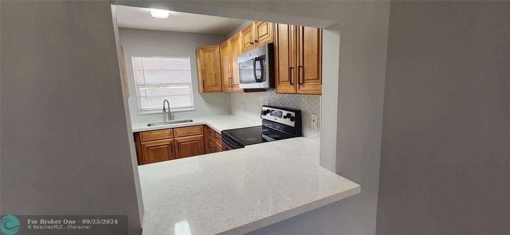 Active With Contract: $180,000 (1 beds, 1 baths, 645 Square Feet)