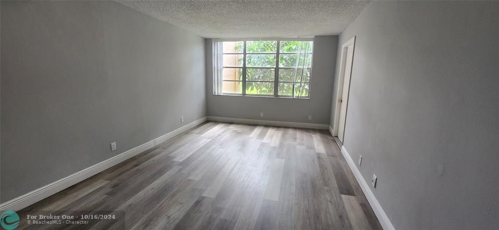 Active With Contract: $180,000 (1 beds, 1 baths, 645 Square Feet)