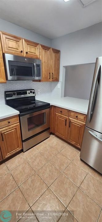 Active With Contract: $180,000 (1 beds, 1 baths, 645 Square Feet)