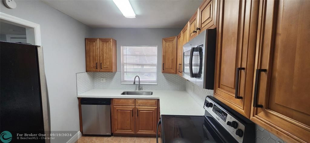 Active With Contract: $180,000 (1 beds, 1 baths, 645 Square Feet)